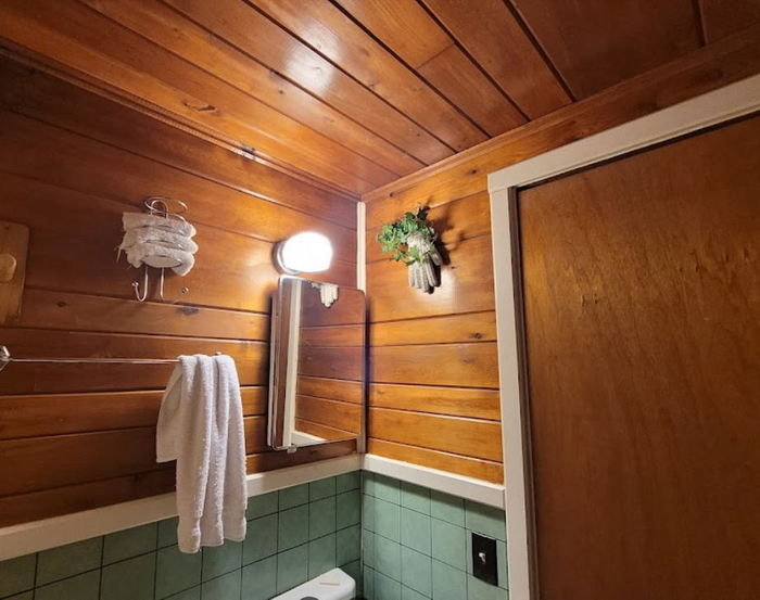 Handshake Motel (Cadys Cove Cabins, Cadys Motel, Cadys Motel) - Recent Photos From Website (newer photo)